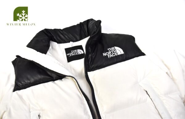 เสื้อกันหนาวทรงครอป THE NORTH FACE สีขาวดำ - Image 2