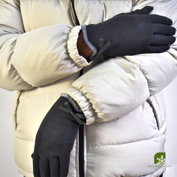 ถุงมือสีดำแต่งโบว์ข้อมือแต่งขน