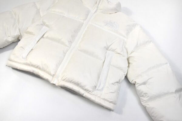 เสื้อกันหนาวทรงครอป THE NORTH FACE สีขาว - Image 2