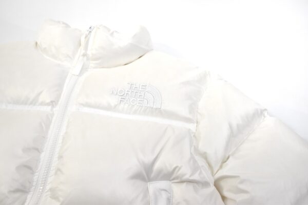 เสื้อกันหนาวทรงครอป THE NORTH FACE สีขาว - Image 3