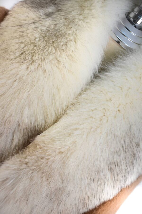เฟอร์ตกแต่ง SAGA FOX สีขาวครีมปนเทา