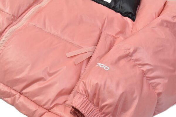 เสื้อกันหนาวทรงครอปTHE NORTH FACE สีชมพูทูโทนดำ - Image 4