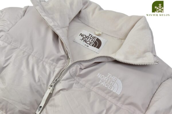 เสื้อกันหนาวทรงครอป THE NORTH FACE สีครีมปักโลโก้ที่แขน - Image 2