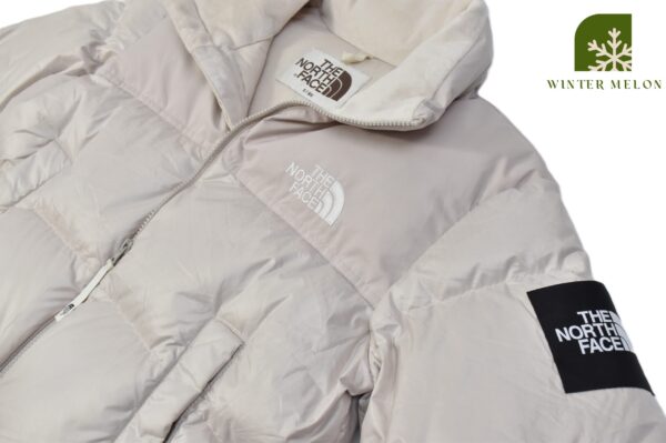 เสื้อกันหนาวทรงครอป THE NORTH FACE สีครีมปักโลโก้ที่แขน - Image 3