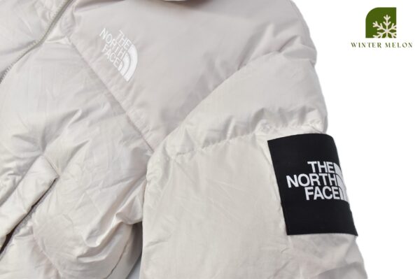 เสื้อกันหนาวทรงครอป THE NORTH FACE สีครีมปักโลโก้ที่แขน - Image 4