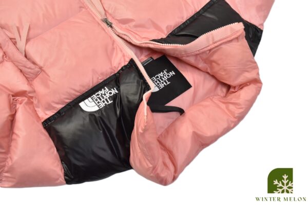 เสื้อกันหนาวทรงครอปTHE NORTH FACE สีชมพูทูโทนดำ - Image 3