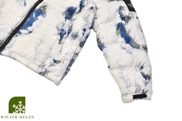 เสื้อกันหนาว THE NORTH FACE สีขาวลายโลกปักโลโก้ - Image 4
