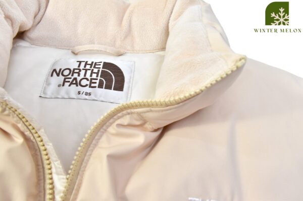 เสื้อกันหนาวครอป THE NORTH FACE สีครีมปักโลโก้ - Image 2