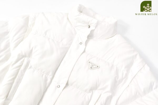 เสื้อกันหนาวทรงครอป PRADA สีขาว - Image 2