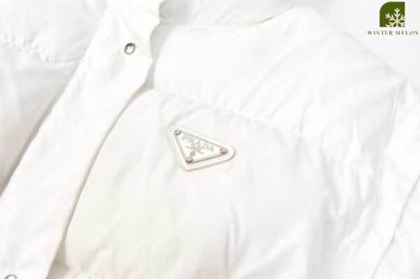 เสื้อกันหนาวทรงครอป PRADA สีขาว - Image 3