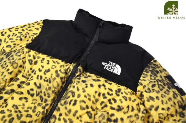 เสื้อกันหนาวทรงครอปTHE NORTH FACE สีเหลืองทองลายเสือ - Image 2