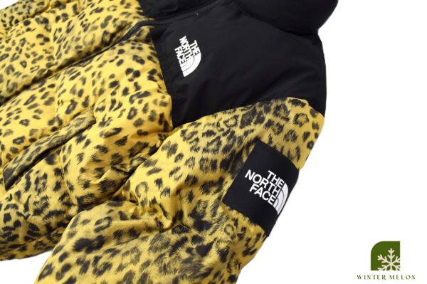 เสื้อกันหนาวทรงครอปTHE NORTH FACE สีเหลืองทองลายเสือ - Image 5