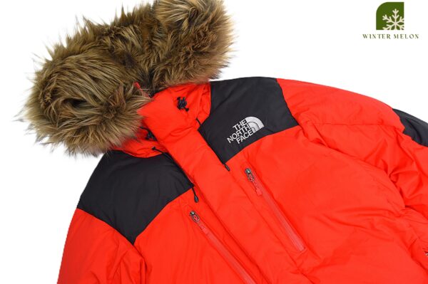 เสื้อกันหนาว THE NORTH FACE สีแดงมีเฟอร์ ตัวยาว - Image 2