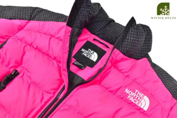 เสื้อกันหนาวทรงครอป THE NORTH FACE สีดำ-ชมพูบานเย็น - Image 2