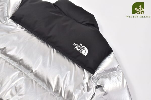 เสื้อกันหนาวทรงครอป THE NORTH FACE สีดำ-เงิน ปักโลโก้ที่แขน - Image 4