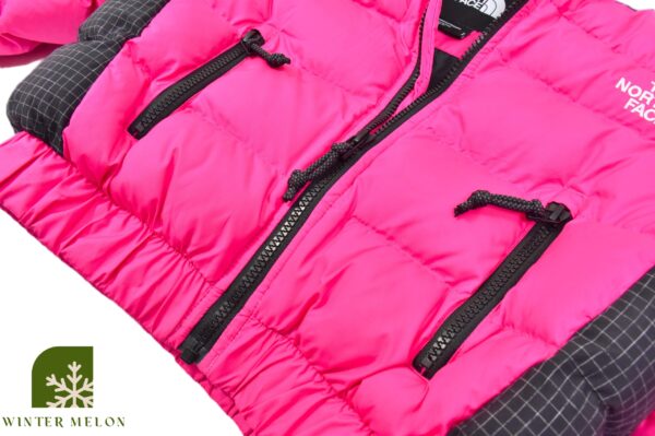 เสื้อกันหนาวทรงครอป THE NORTH FACE สีดำ-ชมพูบานเย็น - Image 4