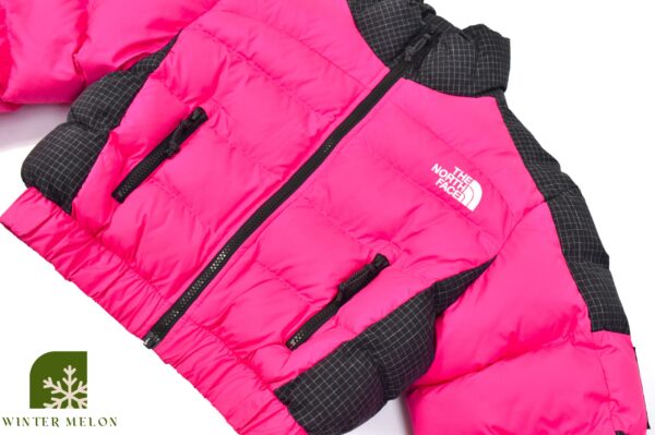 เสื้อกันหนาวทรงครอป THE NORTH FACE สีดำ-ชมพูบานเย็น - Image 3