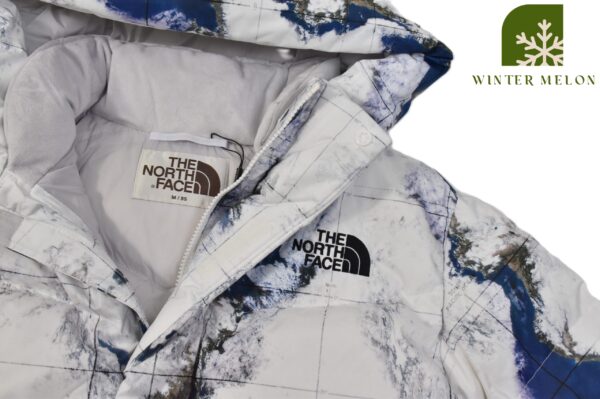 เสื้อกันหนาว THE NORTH FACE สีขาวลายโลกมีฮู้ด - Image 2