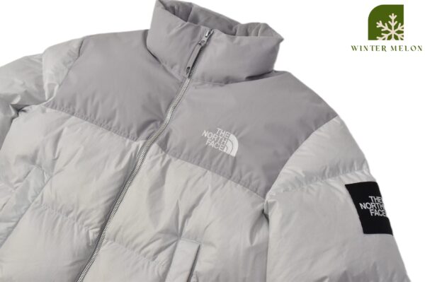 เสื้อกันหนาวทรงครอป THE NORTH FACE สีเทา-ขาว ปักโลโก้ที่แขน - Image 3