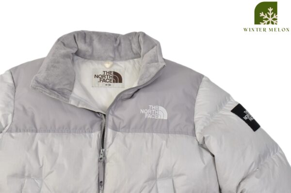 เสื้อกันหนาวทรงครอป THE NORTH FACE สีเทา-ขาว ปักโลโก้ที่แขน - Image 2