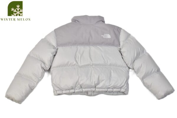 เสื้อกันหนาวทรงครอป THE NORTH FACE สีเทา-ขาว ปักโลโก้ที่แขน - Image 5