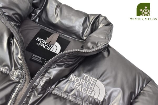 เสื้อกันหนาวทรงครอปTHE NORTH FACE สีเงินเมทัลลิค - Image 2