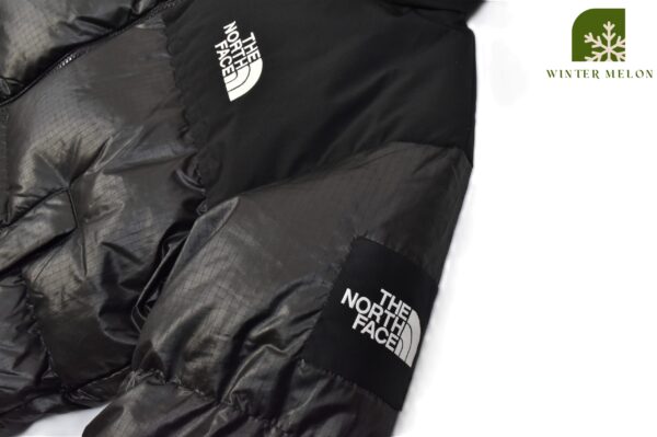 เสื้อกันหนาวทรงครอป THE NORTH FACE สีดำ ปักโลโก้ที่แขน - Image 3